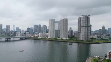 Tokyo Odaiba Koto-ku Körfezi gezinti güvertesi Panorama Ariake gökdelenleri Japonya