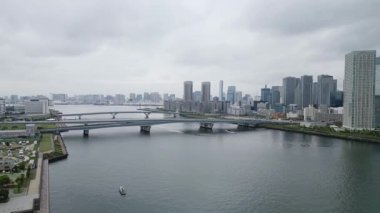Tokyo Odaiba Koto-ku Körfezi gezinti güvertesi panorama Ariake gökdelenleri Japonya. Yüksek kalite 4k görüntü