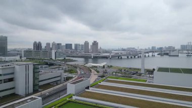 Tokyo Odaiba Koto-ku Körfezi gezinti güvertesi Panorama Ariake gökdelenleri Japonya