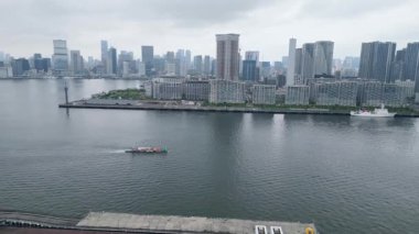 Tokyo Odaiba Koto-ku Körfezi gezinti güvertesi Panorama Ariake gökdelenleri Japonya