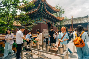 Pekin, Çin - 5 Mayıs 2025 Yonghe Gong Budist Lama Tapınağı Pekin, Çin. Yüksek kalite fotoğraf