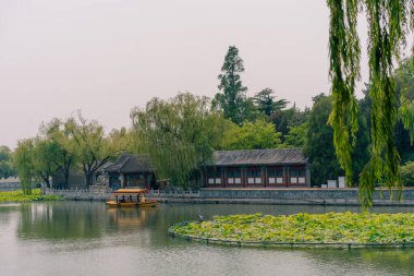 Pekin, Çin - 2 Haziran 2025 Çin geleneksel turizm tekneleri Qianhai Gölü 'nün Pekin kanallarında ShiChaHai bölgesinde. Yüksek kalite fotoğraf