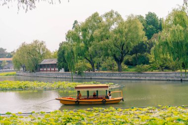 Pekin, Çin - 2 Haziran 2025 Çin geleneksel turizm tekneleri Qianhai Gölü 'nün Pekin kanallarında ShiChaHai bölgesinde. Yüksek kalite fotoğraf