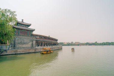 Pekin, Çin - 2 Haziran 2025 Çin geleneksel turizm tekneleri Qianhai Gölü 'nün Pekin kanallarında ShiChaHai bölgesinde. Yüksek kalite fotoğraf