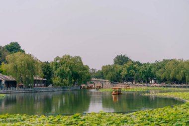 Pekin, Çin - 2 Haziran 2025 Çin geleneksel turizm tekneleri Qianhai Gölü 'nün Pekin kanallarında ShiChaHai bölgesinde. Yüksek kalite fotoğraf