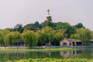 Pekin, Çin - 2 Haziran 2025 Çin geleneksel turizm tekneleri Qianhai Gölü 'nün Pekin kanallarında ShiChaHai bölgesinde. Yüksek kalite fotoğraf