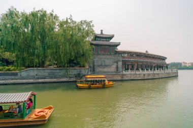 Pekin, Çin - 2 Haziran 2025 Çin geleneksel turizm tekneleri Qianhai Gölü 'nün Pekin kanallarında ShiChaHai bölgesinde. Yüksek kalite fotoğraf