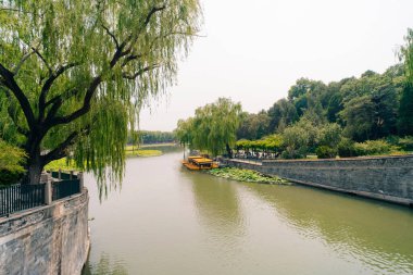 Pekin, Çin - 2 Haziran 2025 Çin geleneksel turizm tekneleri Qianhai Gölü 'nün Pekin kanallarında ShiChaHai bölgesinde. Yüksek kalite fotoğraf