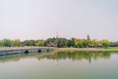 Pekin, Çin 'deki Pekin Parkı' ndaki beyaz kule manzarası. Yüksek kalite fotoğraf