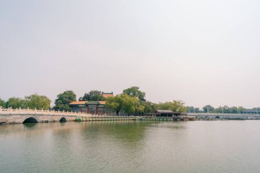 Pekin, Çin 'deki Pekin Parkı' ndaki beyaz kule manzarası. Yüksek kalite fotoğraf