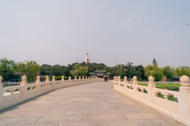 Pekin, Çin 'deki Pekin Parkı' ndaki beyaz kule manzarası. Yüksek kalite fotoğraf