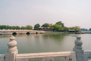 Pekin, Çin 'deki Pekin Parkı' ndaki beyaz kule manzarası. Yüksek kalite fotoğraf