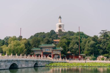 Pekin, Çin 'deki Pekin Parkı' ndaki beyaz kule manzarası. Yüksek kalite fotoğraf