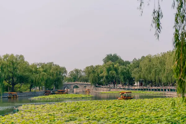 Pekin, Çin - 2 Haziran 2025 Çin geleneksel turizm tekneleri Qianhai Gölü 'nün Pekin kanallarında ShiChaHai bölgesinde. Yüksek kalite fotoğraf
