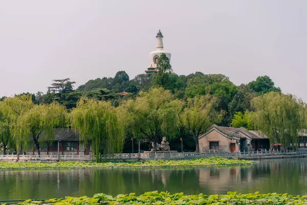 Pekin, Çin - 2 Haziran 2025 Çin geleneksel turizm tekneleri Qianhai Gölü 'nün Pekin kanallarında ShiChaHai bölgesinde. Yüksek kalite fotoğraf