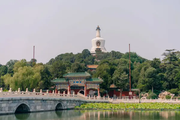 Pekin, Çin 'deki Pekin Parkı' ndaki beyaz kule manzarası. Yüksek kalite fotoğraf