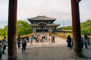 Nara, Japonya - 2 Mayıs 2025 Nandai-mon Kapısı Todai-ji Tapınağı. Yüksek kalite fotoğraf