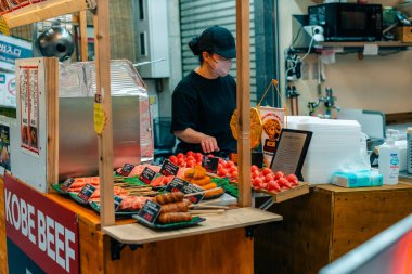 Osaka, Japonya - 7 Mayıs 2025 Kuromon Ichiba balık pazarı. Yüksek kalite 3d illüstrasyon