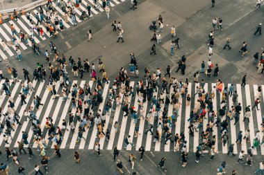 Tokyo, Japonya - 2 Mayıs 2025 Shibuya yaya geçidi ve şehir ışıkları, Tokyo, Japonya. Yüksek kalite fotoğraf