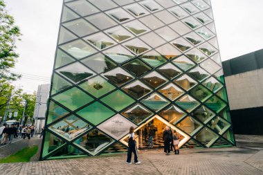 Tokyo, Japonya - 2 Mayıs 2025 Modern Prada Mimari Aoyama Bölgesi. Yüksek kalite fotoğraf