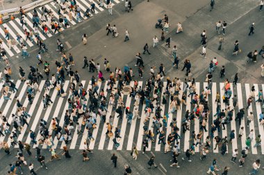 Tokyo, Japonya - 2 Mayıs 2025 Shibuya yaya geçidi ve şehir ışıkları, Tokyo, Japonya. Yüksek kalite fotoğraf