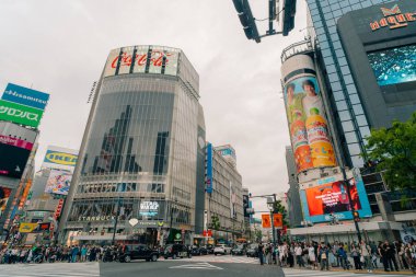 TOKYO, JAPONYA - 2 Temmuz 2025 Shibuya Modi Marui Şehir Binası. Yüksek kalite fotoğraf