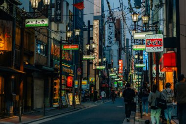 Osaka, Japonya - 2 Mayıs 2025 Dotonbori yan yolları gece barları ve restoranları ile. Yüksek kalite fotoğraf