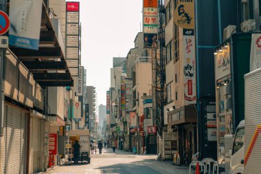 Osaka, Japonya - 2 Mayıs 2025 Dotonbori yan yolları gece barları ve restoranları ile. Yüksek kalite fotoğraf