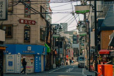 Osaka, Japonya - 2 Mayıs 2025 Dotonbori yan yolları gece barları ve restoranları ile. Yüksek kalite fotoğraf
