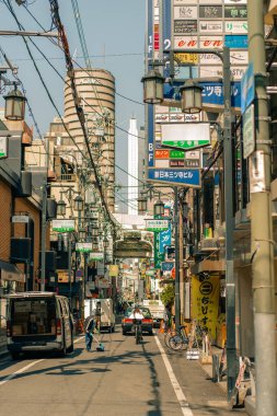 Osaka, Japonya - 2 Mayıs 2025 Dotonbori yan yolları gece barları ve restoranları ile. Yüksek kalite fotoğraf