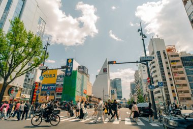 Osaka, Japonya - 21 Mayıs 2024, Osaka şehrinin yerleşim bölgesindeki dar bir yaya caddesinin panoramik manzarası. Yüksek kalite fotoğraf