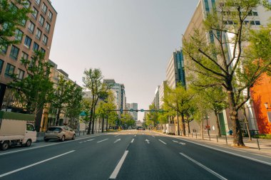 Osaka, Japonya - 21 Mayıs 2024, Osaka şehrinin yerleşim bölgesindeki dar bir yaya caddesinin panoramik manzarası. Yüksek kalite fotoğraf
