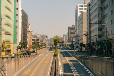 Osaka, Japonya - 21 Mayıs 2024, Osaka şehrinin yerleşim bölgesindeki dar bir yaya caddesinin panoramik manzarası. Yüksek kalite fotoğraf