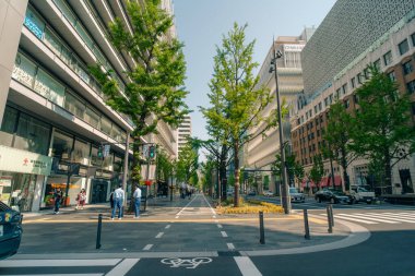 Osaka, Japonya - 21 Mayıs 2024, Osaka şehrinin yerleşim bölgesindeki dar bir yaya caddesinin panoramik manzarası. Yüksek kalite fotoğraf