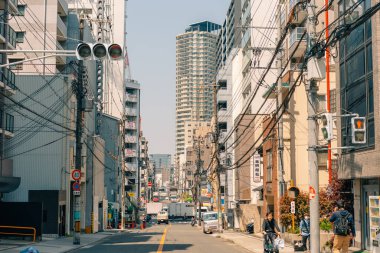Osaka, Japonya - 21 Mayıs 2024, Osaka şehrinin yerleşim bölgesindeki dar bir yaya caddesinin panoramik manzarası. Yüksek kalite fotoğraf