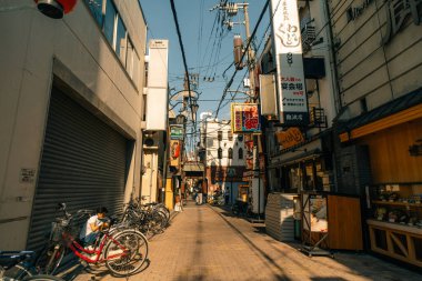Osaka, Japonya - 21 Mayıs 2025, panoramik manzara temiz, sessiz, dar yaya caddesi. Yüksek kalite fotoğraf
