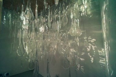 Osaka-Kansai, Japonya - 2 Mayıs 2025 cam boncuklar asılı. Yüksek kalite fotoğraf