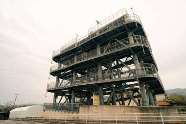 Shikoku Japonya 'sında özel amaçlı tsunami dikey tahliye yapısı. Yüksek kalite fotoğraf