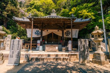Shikoku, Japonya - 2 Mayıs 2025 Yakuri Tapınağı No. Japonya 'nın Kagawa bölgesindeki Shikoku Haccında 85 kişi. Yüksek kalite fotoğraf