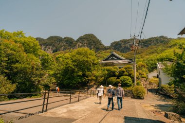 Shikoku, JAPAN - 2 Mayıs 2025 Yakuri tozanguchi istasyonu. Yüksek kalite fotoğraf