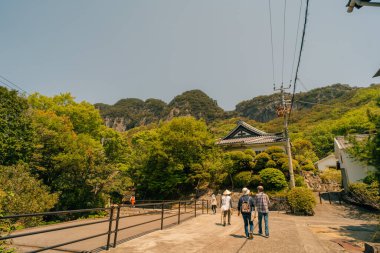 Shikoku, JAPAN - 2 Mayıs 2025 Yakuri tozanguchi istasyonu. Yüksek kalite fotoğraf