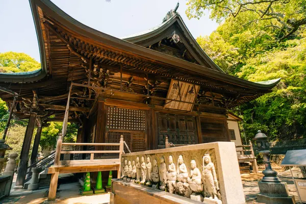 Shikoku, Japonya - 2 Mayıs 2025 Yakuri Tapınağı No. Japonya 'nın Kagawa bölgesindeki Shikoku Haccında 85 kişi. Yüksek kalite fotoğraf