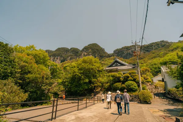 Shikoku, JAPAN - 2 Mayıs 2025 Yakuri tozanguchi istasyonu. Yüksek kalite fotoğraf
