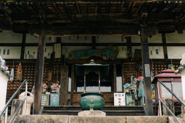 Shikoku, Japonya - 2 Mayıs 2025 Iyadani Tapınağı No. Shikoku haccında 71 kişi. Yüksek kalite fotoğraf