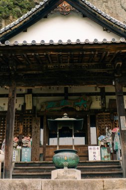 Shikoku, Japonya - 2 Mayıs 2025 Iyadani Tapınağı No. Shikoku haccında 71 kişi. Yüksek kalite fotoğraf