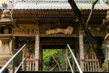 Shikoku, Japonya - 2 Mayıs 2025 Iyadani Tapınağı No. Shikoku haccında 71 kişi. Yüksek kalite fotoğraf