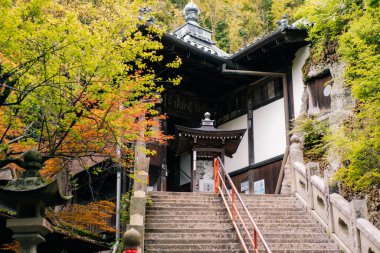 Shikoku, Japonya - 2 Mayıs 2025 Iyadani Tapınağı No. Shikoku haccında 71 kişi. Yüksek kalite fotoğraf