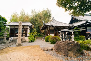 Shikoku, Japonya - 2 Mayıs 2025 Mandaraji Tapınağı No. Shikoku haccında 72 kişi. Yüksek kalite fotoğraf