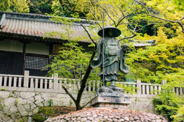 Shikoku, Japonya - 2 Mayıs 2025 Iyadani Tapınağı No. Shikoku haccında 71 kişi. Yüksek kalite fotoğraf