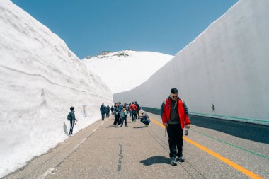Nakaniikawa, Toyama, Japonya - 3 Mayıs 2025 Yuki-no-Otani, Tateyama 'daki Kar Duvarı. Yüksek kalite fotoğraf